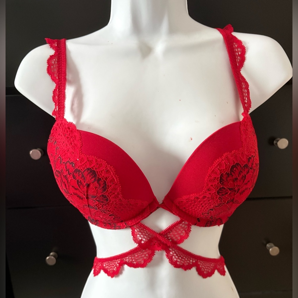 La Senza Beyond Sexy Red Lace Push-Up Bra with Decorative Crisscross Band